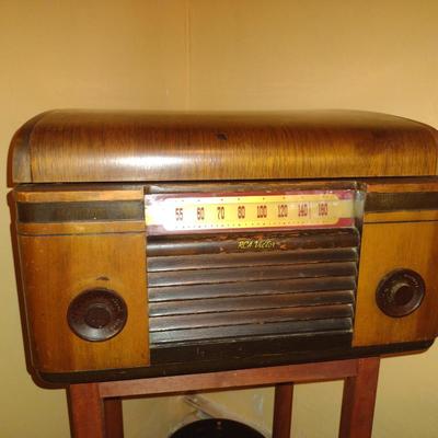 Vintage Wood Cased RCA Victor Radio/Record Player (K)
