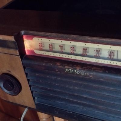 Vintage Wood Cased RCA Victor Radio/Record Player (K)