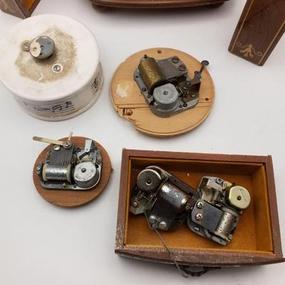 Lot of 5 Wind Up Music Box Inserts (Metal, 3 Working / 2 Non-Working), Wooden Music Box (As-Is, For Parts) Switzerland Sankyo Japan