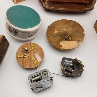 Lot of 5 Wind Up Music Box Inserts (Metal, 3 Working / 2 Non-Working), Wooden Music Box (As-Is, For Parts) Switzerland Sankyo Japan