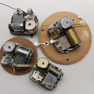 Lot of 5 Wind Up Music Box Inserts (Metal, 3 Working / 2 Non-Working), Wooden Music Box (As-Is, For Parts) Switzerland Sankyo Japan