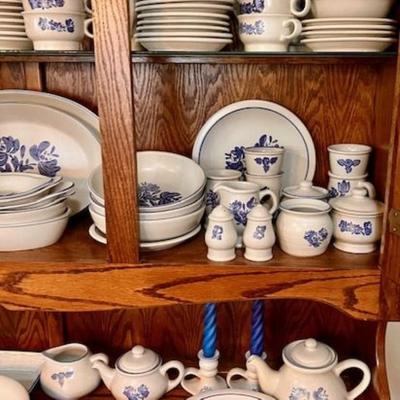 Pfaltzgraff Yorktowne Stoneware 128 Pieces