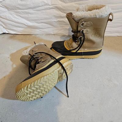 Nice Manitou Sorel winter boots with 2 pairs of wool socks