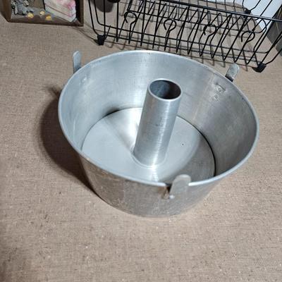 Assortment of kitchen baking pans - Aluminum pots and a dishrack