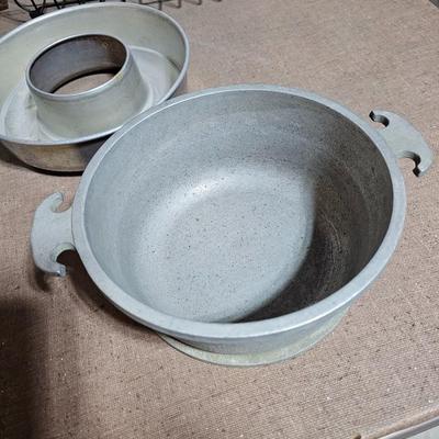 Assortment of kitchen baking pans - Aluminum pots and a dishrack