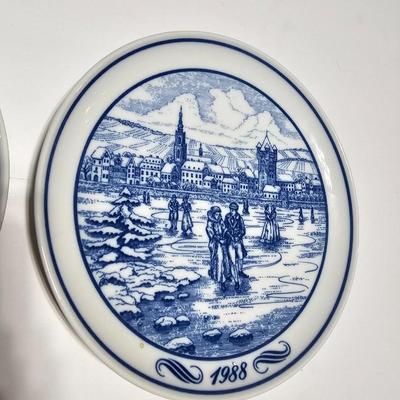 Two Hutschenreuther Germany Limited edition Eltviller Weinacht plates - 1987 & 1988