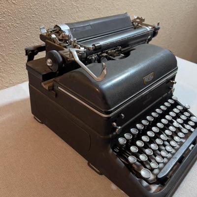 ROYAL Antique Typewriter