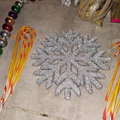 Large ornaments and snowflakes with a 7-foot garland Christmas Decor!