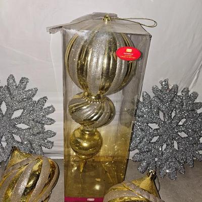 Large ornaments and snowflakes with a 7-foot garland Christmas Decor!