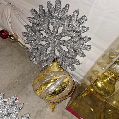 Large ornaments and snowflakes with a 7-foot garland Christmas Decor!