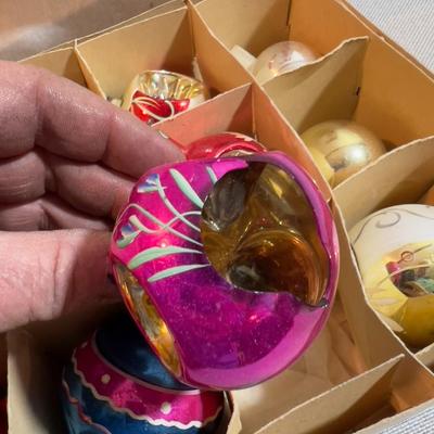 ANTIQUE COLLECTIBLE ORNAMENTS