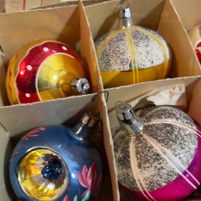 ANTIQUE COLLECTIBLE ORNAMENTS