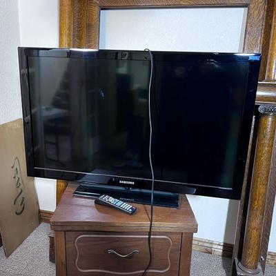 SAMSUNG Flat Screen TV 40" with Remote