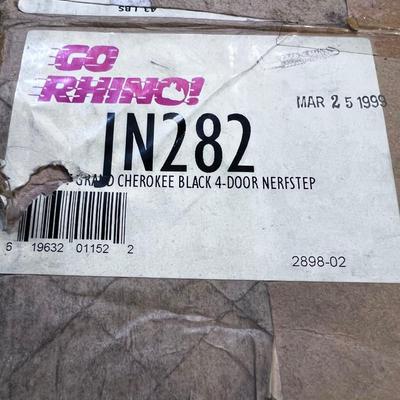 GO Rhino 93-97 Grand Cherokee Nerf Step, Complete both sides