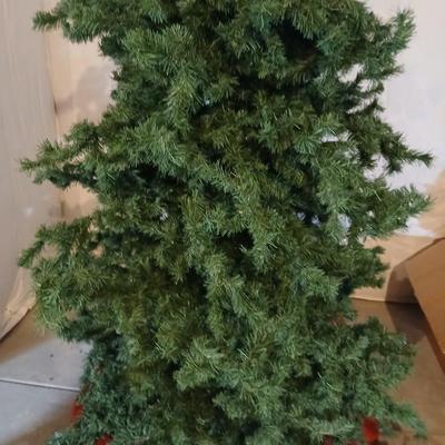Beautiful 8-foot-tall Christmas tree with storage bag- two boxes of lights and more!