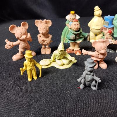 YOU'LL PROBABLY RECOGNIZE SOME OF THESE DISNEY AND COMIC CHARACTERS