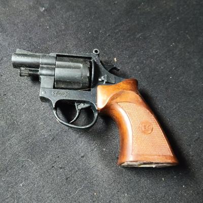2 TOY CAP GUNS