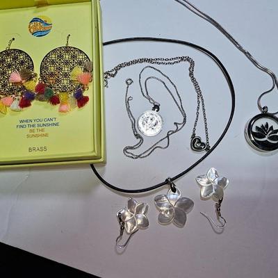 Nice variety of Jewlery / fashion wear