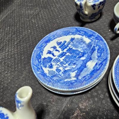 Vintage blue willow porcelain miniature / child's tea set
