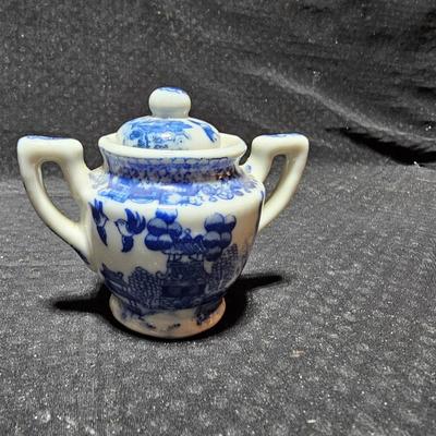 Vintage blue willow porcelain miniature / child's tea set