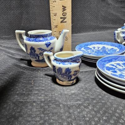 Vintage blue willow porcelain miniature / child's tea set