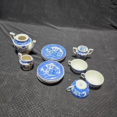 Vintage blue willow porcelain miniature / child's tea set