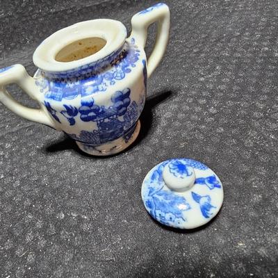 Vintage blue willow porcelain miniature / child's tea set