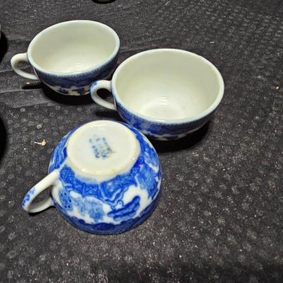 Vintage blue willow porcelain miniature / child's tea set