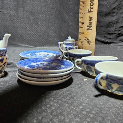 Vintage blue willow porcelain miniature / child's tea set
