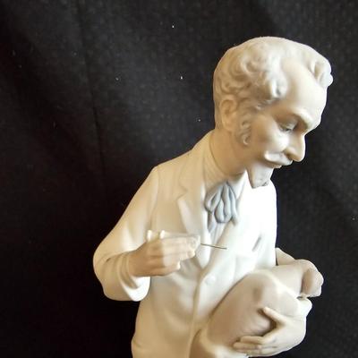 RARE RETIRED LLADRO #4825 Veterinarian - Mint condition!