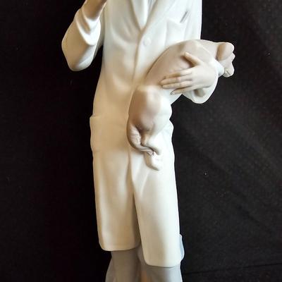 RARE RETIRED LLADRO #4825 Veterinarian - Mint condition!