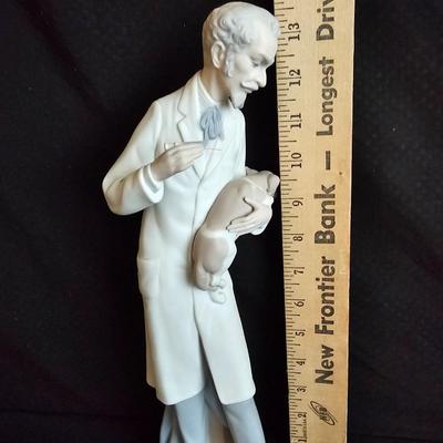 RARE RETIRED LLADRO #4825 Veterinarian - Mint condition!