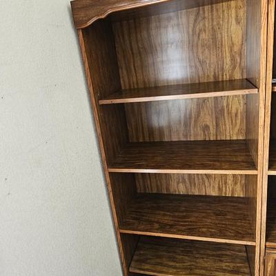 Nice sturdy bookshelf. They don't make them like this anymore!!