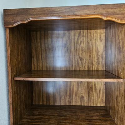 Nice sturdy bookshelf. They don't make them like this anymore!!