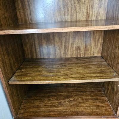 Nice sturdy bookshelf. They don't make them like this anymore!!