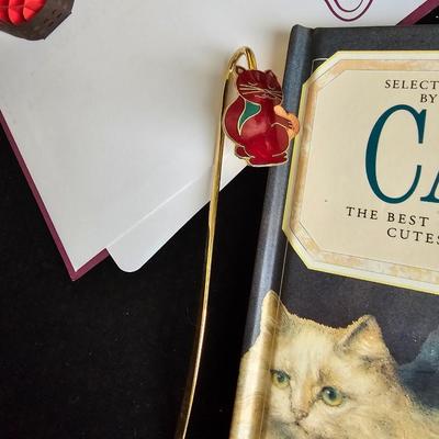 Everything cat! Cat figures, book with bookmarker, glass cat, and framed Goya Rina De Gatos detalle