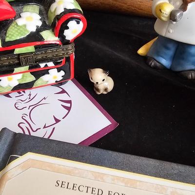 Everything cat! Cat figures, book with bookmarker, glass cat, and framed Goya Rina De Gatos detalle