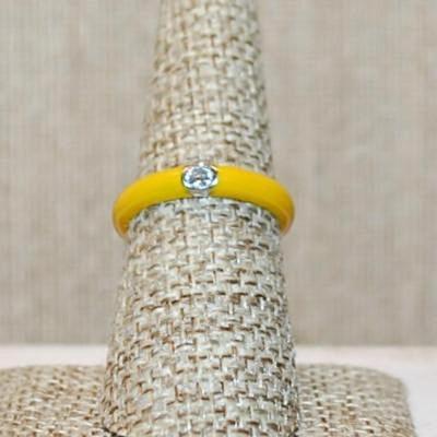 Size 6 Delicate YELLOW Enamel Style Ring with a Single Clear Stone (2.4g)