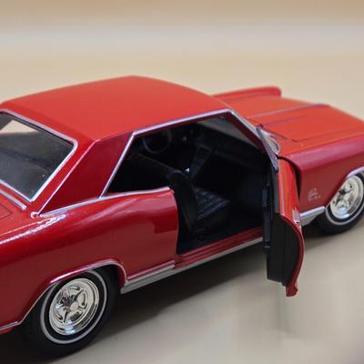 LOT 7: Welly 1965 Buick Riviera Gran Sport; Scale 1/24 Red Diecast Vintage Model Car and Classic Car Books