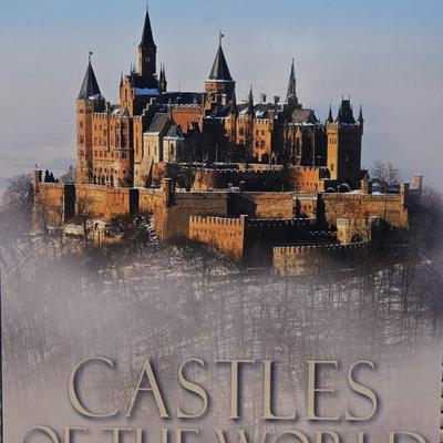 LOT 19: Heraldic Design, The Encyclopedia of World Mythology, Weapons & Fighting Techniques of the Medieval Warrior, The Secret...