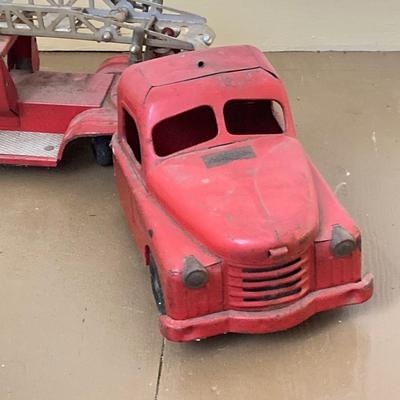 LOT 30: Vintage Structo Fire Department SFD Aerial Ladder Fire Truck