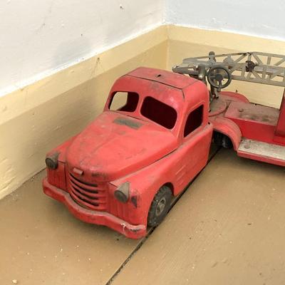 LOT 30: Vintage Structo Fire Department SFD Aerial Ladder Fire Truck