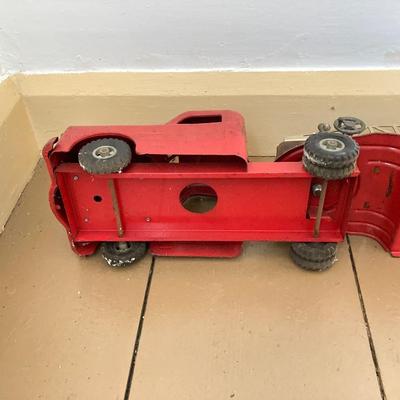 LOT 30: Vintage Structo Fire Department SFD Aerial Ladder Fire Truck