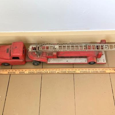 LOT 30: Vintage Structo Fire Department SFD Aerial Ladder Fire Truck