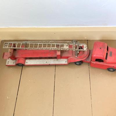 LOT 30: Vintage Structo Fire Department SFD Aerial Ladder Fire Truck