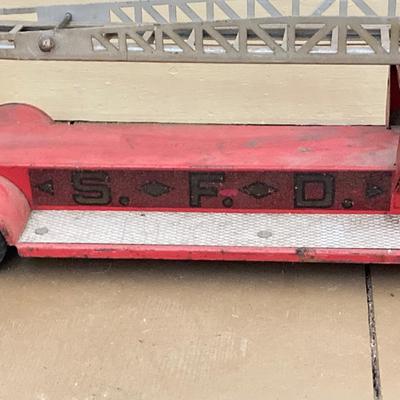 LOT 30: Vintage Structo Fire Department SFD Aerial Ladder Fire Truck