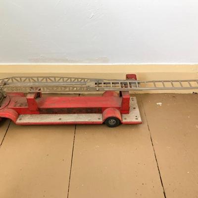 LOT 30: Vintage Structo Fire Department SFD Aerial Ladder Fire Truck