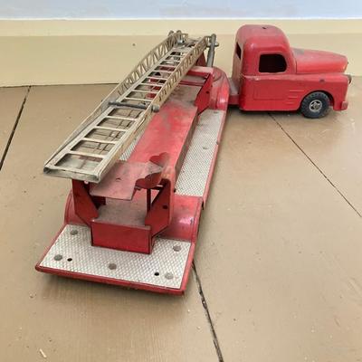 LOT 30: Vintage Structo Fire Department SFD Aerial Ladder Fire Truck