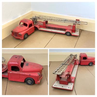 LOT 30: Vintage Structo Fire Department SFD Aerial Ladder Fire Truck