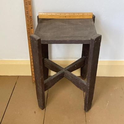 LOT 31: Vintage Mexican Tlaquepaque Pottery Vase/Planter with Pair of Primitive Wood Plant Stands